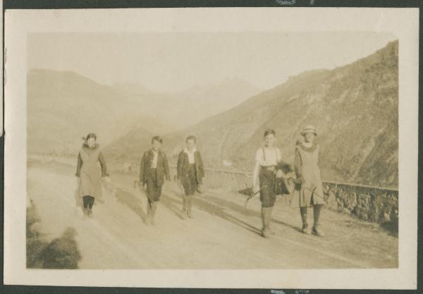 Ritratto di gruppo - Marieda Di Stefano con la sorella Fulvia, i fratelli Marco, Agostino e altro ragazzo su una strada - Esterno - Montagna - Escursione