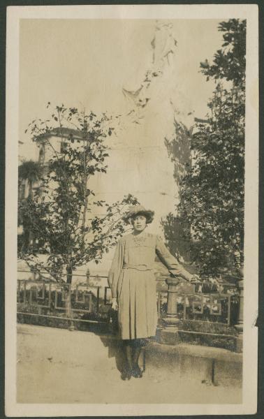 Ritratto femminile - Marieda Di Stefano davanti al monumento a Carlo Cadorna e la "Bella Pallanza" - Paolo Troubetzkoy - Verbania: Pallanza - Piazza Giuseppe Garibaldi