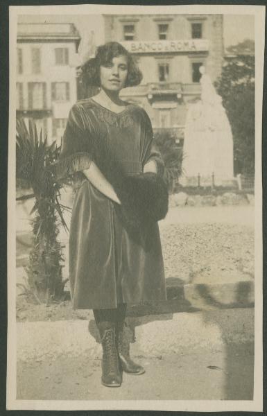 Ritratto femminile - Marieda Di Stefano davanti al monumento a Carlo Cadorna e la "Bella Pallanza" - Paolo Troubetzkoy - Verbania: Pallanza - Piazza Giuseppe Garibaldi - Banca