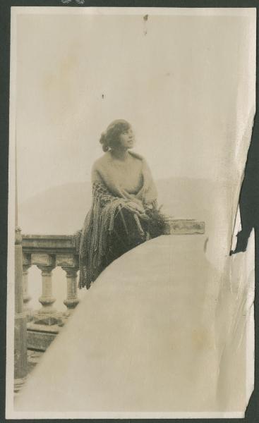 Ritratto femminile - Marieda Di Stefano a una balaustra - Esterno - Lago