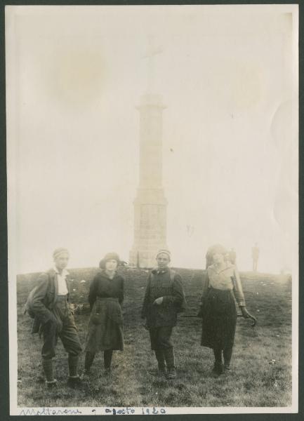 Ritratto di gruppo - Marieda Di Stefano con la sorella Fulvia e i fratelli Agostino e Marco - Monte Mottarone - Cima - Croce - Escursione