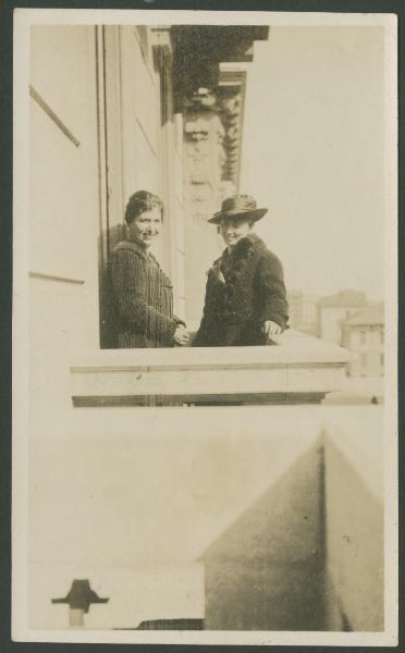 Ritratto femminile - Mariettina Di Stefano con altra donna sul balcone - Milano - Casa - Strada