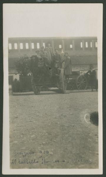 Ritratto di gruppo femminile - Marieda Di Stefano con altre ragazze su un cannone - Milano - Castello Sforzesco - Cortile