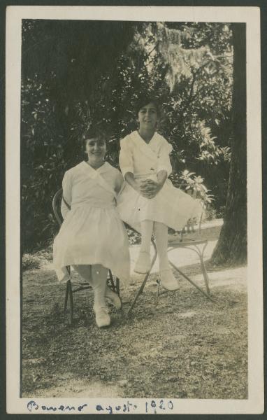 Ritratto femminile - Due ragazze sedute su un tavolo e sedia - Baveno - Giardino