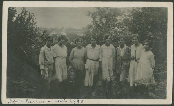 Ritratto di gruppo - Marieda Di Stefano con la sorella Fulvia, i fratelli Agostino, Marco e altre ragazze - Baveno - Giardino