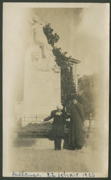 Ritratto di famiglia - Zizzetta Di Stefano con la madre Mariettina davanti al monumento a Carlo Cadorna e la "Bella Pallanza" - Paolo Troubetzkoy - Verbania: Pallanza - Piazza Giuseppe Garibaldi - Banca