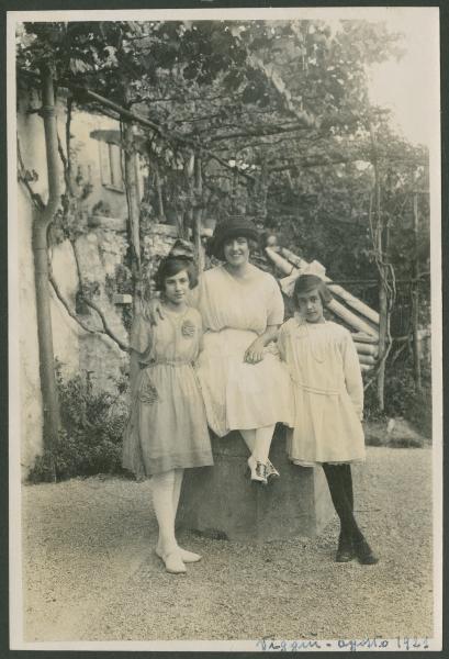Ritratto di gruppo femminile - Marieda Di Stefano con le sorelle Leli e Zizzetta - Viggiù - Cortile - Pergololato