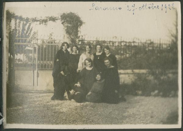 Ritratto di gruppo - Ragazze, amiche di Marieda Di Stefano - Saronno - Esterno - Cortile - Cancello