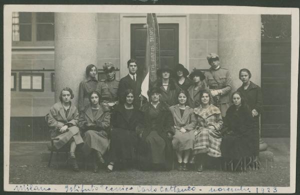 Ritratto di gruppo - Marieda Di Stefano con altre ragazze, ragazzi, due militari, allievi, e donna, professoressa - Classe - Milano - Regio Istituto Tecnico Carlo Cattaneo - Cortile