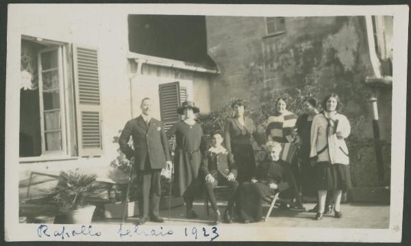 Ritratto di gruppo - Marieda Di Stefano con la madre Mariettina, altre donne, un uomo e un ragazzo - Rapallo - Casa - Terrazza