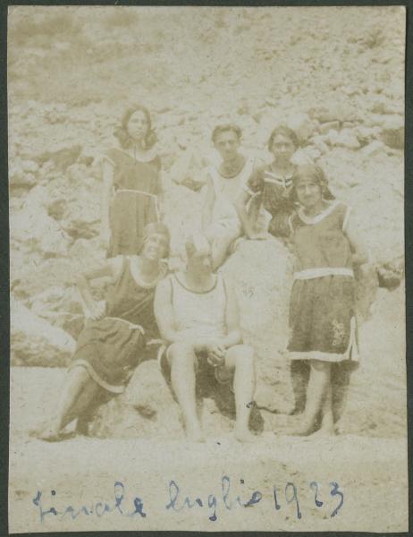 Ritratto di gruppo - Marieda Di Stefano con altri ragazzi in costume da bagno - Finale Ligure - Mare - Spiaggia