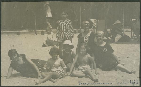 Ritratto di gruppo - Marieda Di Stefano con la sorella Fulvia e altri bambini - Finale Ligure: Finalmarina (Finale Marina) - Mare - Spiaggia