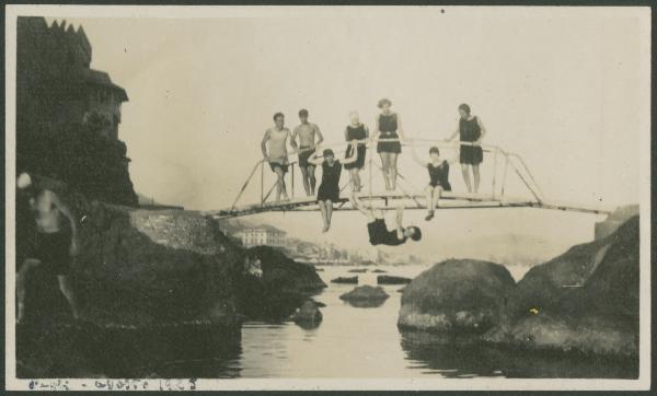 Ritratto di gruppo - Marieda Di Stefano con la sorella Fulvia e altri ragazzi in costume da bagno su un ponte - Genova: Pegli - Mare - Scogli