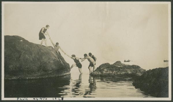 Ritratto di gruppo - Marieda Di Stefano con altri ragazzi in costume da bagno - Genova: Pegli - Mare - Scogli