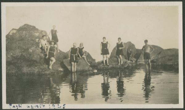 Ritratto di gruppo - Marieda Di Stefano con la sorella Fulvia e altri ragazzi in costume da bagno sugli scogli - Genova: Pegli - Mare