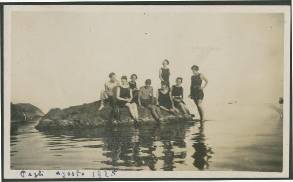 Ritratto di gruppo - Marieda Di Stefano con altri ragazzi in costume da bagno sugli scogli - Genova: Pegli - Mare