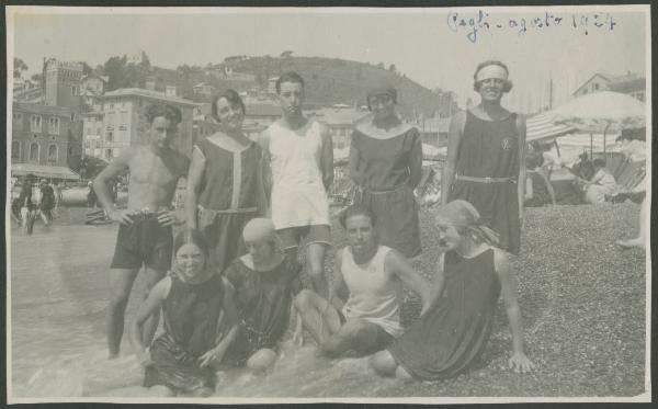 Ritratto di gruppo - Marieda Di Stefano con la sorella Fulvia e altri ragazzi in costume da bagno - Genova: Pegli - Mare - Spiaggia - Ombrelloni - Palazzi