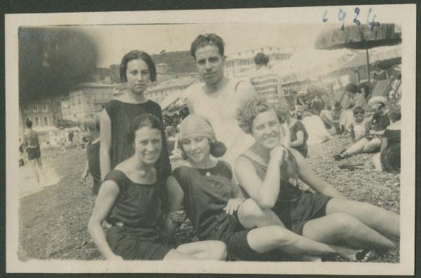 Ritratto di gruppo - Marieda Di Stefano con la sorella Leli e altri ragazzi in costume da bagno - Genova: Pegli - Mare - Spiaggia