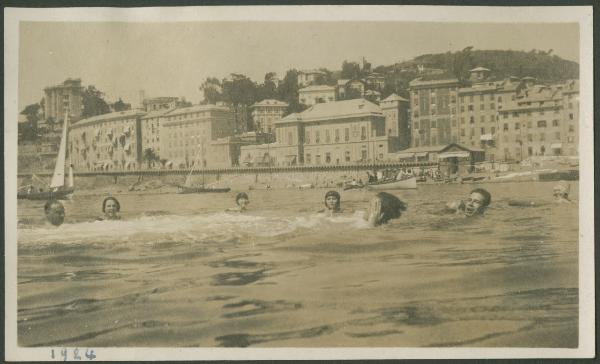 Ritratto di gruppo - Marieda Di Stefano con la sorella Fulvia, altri ragazzi e un uomo in acqua - Genova: Pegli - Mare - Molo - Costa