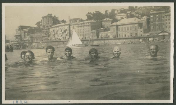 Ritratto di gruppo - Marieda Di Stefano con la sorella Fulvia, un uomo e altri ragazzi in acqua - Genova: Pegli - Mare - Molo - Costa