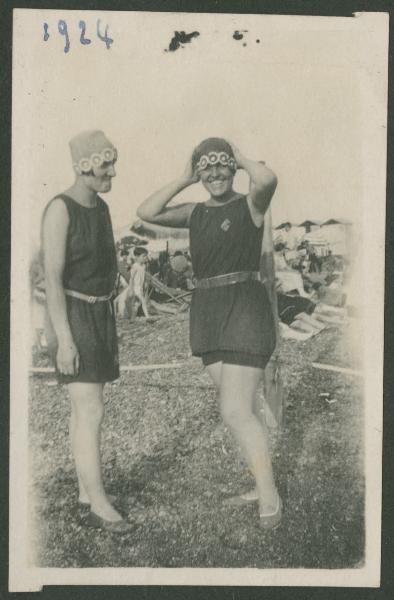 Ritratto femminile - Marieda Di Stefano con la sorella sulla spiaggia - Genova: Pegli - Mare - Ombrelloni