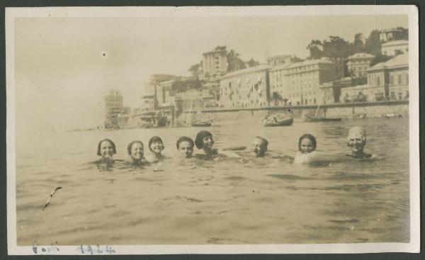 Ritratto di gruppo - Marieda Di Stefano con la sorella Fulvia, un uomo e altri ragazzi in acqua - Genova: Pegli - Mare - Molo - Costa