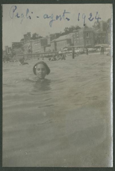 Ritratto femminile - Leli Di Stefano in acqua - Genova: Pegli - Mare - Molo - Costa