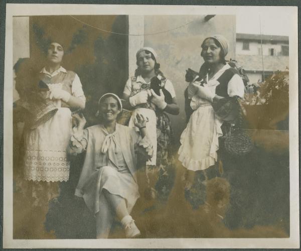 Ritratto di gruppo femminile - Marieda Di Stefano e altre tre ragazze con in braccio cani e gatti - Esterno - Casa - Balcone