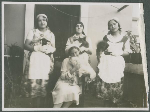 Ritratto di gruppo femminile - Marieda Di Stefano e altre tre ragazze con cani e gatti in braccio - Esterno - Casa - Balcone