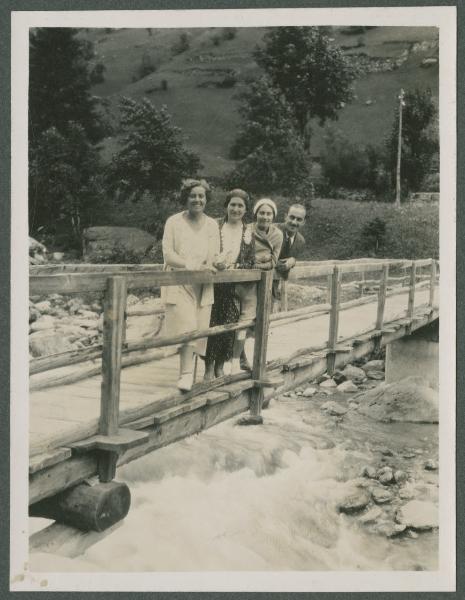 Ritratto di gruppo - Marieda Di Stefano con la madre Mariettina, la sorella Leli e altro ragazzo - Alagna Valsesia - Fiume, torrente - Ponte