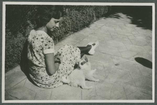 Ritratto femminile - Ragazza seduta con cane - Esterno - Terrazzo