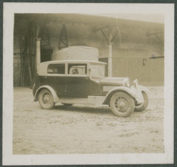 Ritratto femminile - Marieda Di Stefano in automobile Bugatti tipo 40 - Esterno - Cortile - Magazzino, deposito