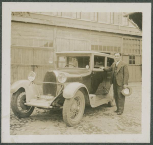 Ritratto maschile - Antonio Boschi con automobile Bugatti tipo 40 - Esterno - Cortile - Magazzino, deposito