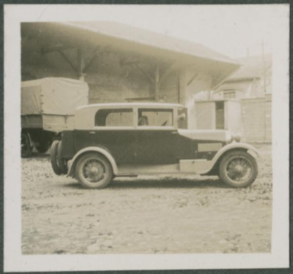 Ritratto femminile - Marieda Di Stefano in automobile Bugatti tipo 40 - Esterno - Cortile - Magazzino, deposito