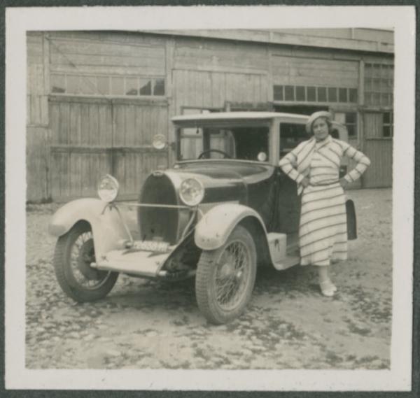 Ritratto femminile - Marieda Di Stefano con automobile Bugatti tipo 40 - Esterno - Cortile - Magazzino, deposito