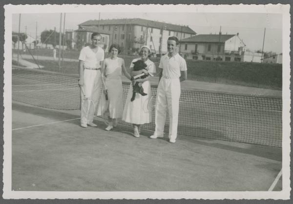 Ritratto di gruppo - Marieda Di Stefano con cane in braccio, ragazzo e altra coppia, giocatori - Esterno - Campo di tennis - Racchette