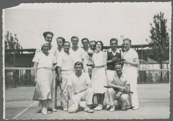 Ritratto di gruppo - Marieda Di Stefano con altra ragazza e ragazzi, giocatori - Coppa - Esterno - Campo di tennis - Racchette