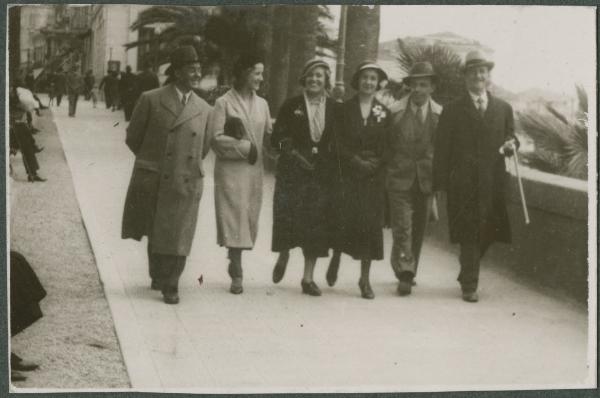 Ritratto di gruppo - Marieda Di Stefano, Antonio Boschi, Agostino Di Stefano con la moglie e altra coppia - Sanremo - Strada pedonale - Passeggiata