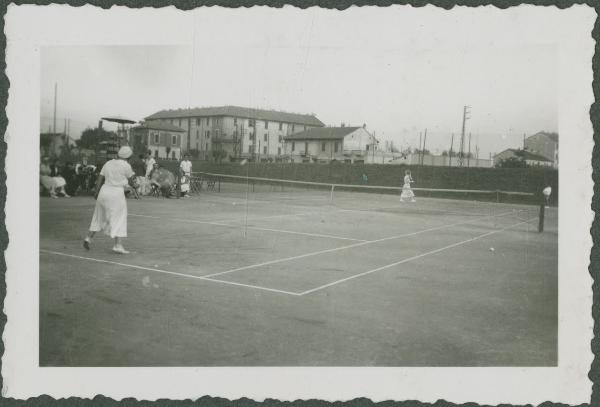 Ritratto di gruppo - Marieda Di Stefano gioca a tennis - Esterno - Campo di tennis - Gioco, partita - Racchetta