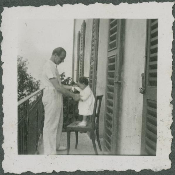 Ritratto di famiglia - Uomo con Rita Di Stefano su una sedia - Varenna - Casa - Balcone