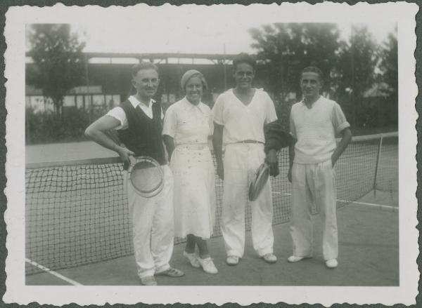 Ritratto di gruppo - Marieda Di Stefano con tre uomini, giocatori - Esterno - Campo di tennis - Racchette