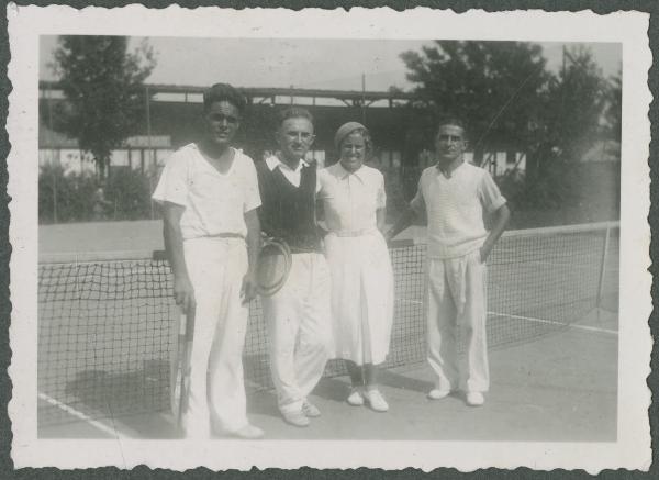 Ritratto di gruppo - Marieda Di Stefano con tre uomini, giocatori - Esterno - Campo di tennis - Racchette