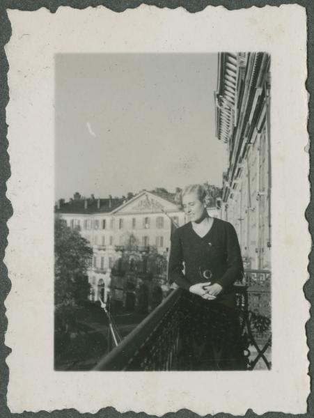 Ritratto femminile - Marieda Di Stefano sul balcone - Torino - Casa - Palazzi