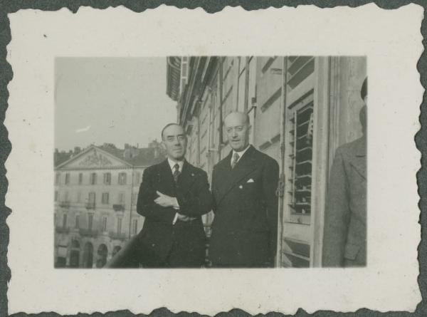 Ritratto maschile - Uomini sul balcone - Torino - Casa - Palazzi