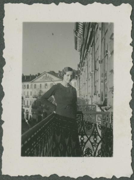 Ritratto femminile - Ragazza sul balcone - Torino - Casa - Palazzi