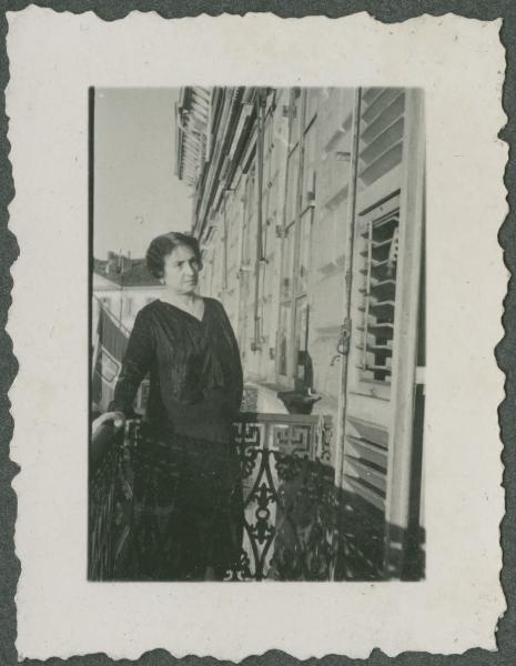 Ritratto femminile - Donna sul balcone - Torino - Casa - Palazzi