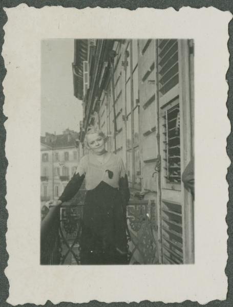 Ritratto femminile - Donna sul balcone - Torino - Casa - Palazzi