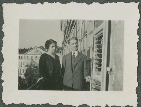 Ritratto di coppia - Donna e uomo sul balcone - Torino - Casa - Palazzi