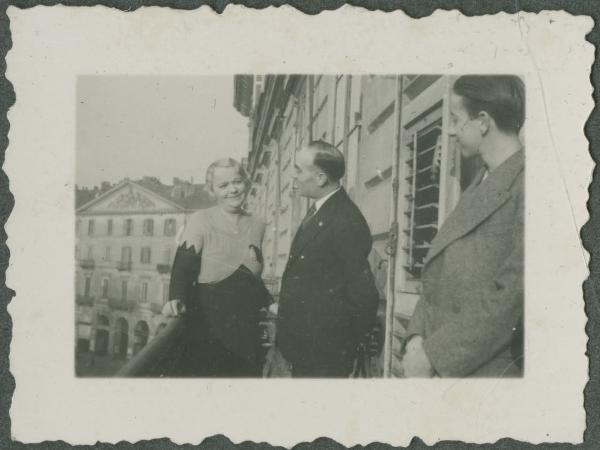 Ritratto di gruppo - Donna, uomo e ragazzo sul balcone - Torino - Casa - Palazzi