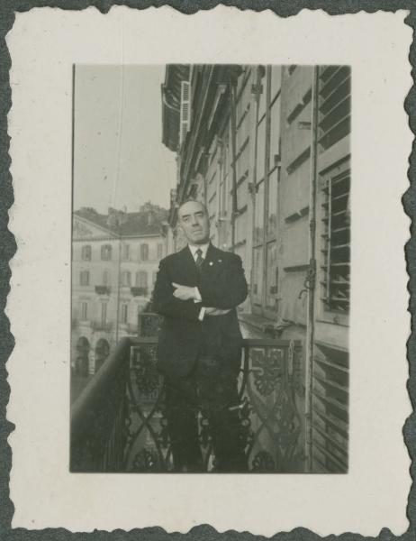 Ritratto maschile - Uomo sul balcone - Torino - Casa - Palazzi